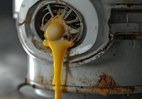 神州热水器维修厂家热线电话介绍♫热水器使用时出现黄色液体是什么原因？